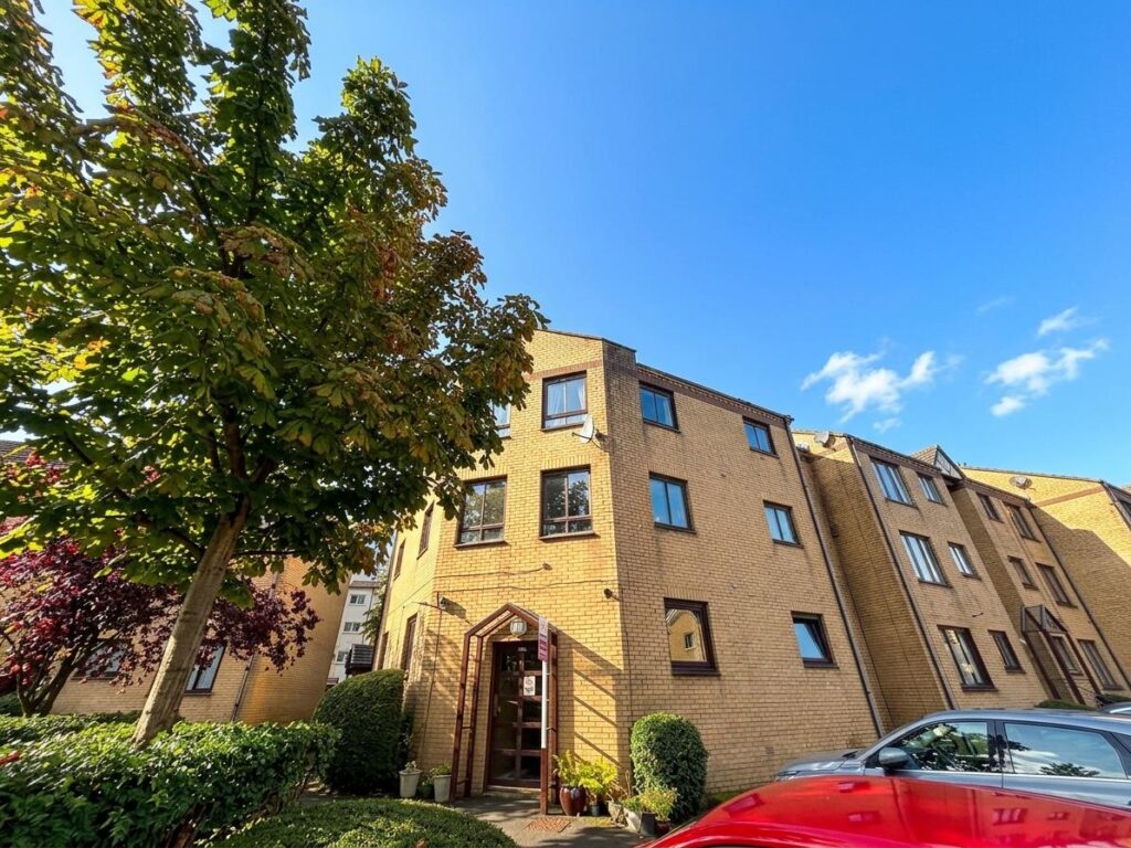 23, Castle court